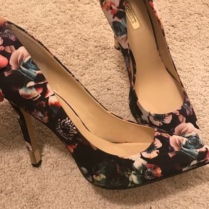 Guess multicolor heels. Only used one time.